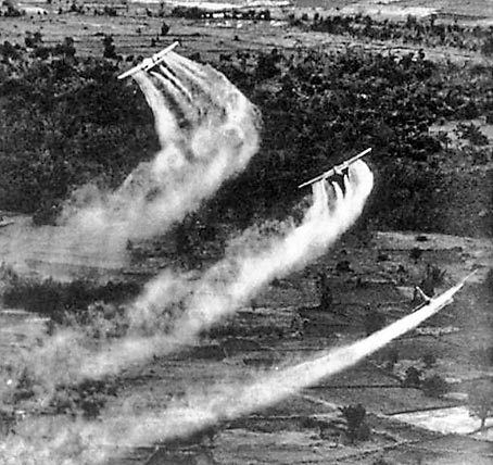 US-Armee setzte jahrelang Chemiewaffen ein.(U.S. Fairchild UC-123B Provider aircraft cropdusting in Vietnam during Operation Ranch Hand which lasted from 1962 to 1971). Foto: USAF (gemeinfrei)