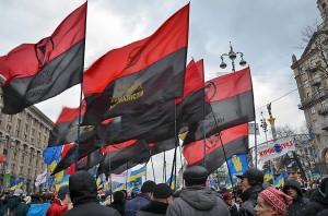 Demonstrationen in Kiew, die schwarz-rote Fahnen gehören zum Kongress Ukrainischer Nationalisten. Foto: Antanana/WIKIMEDIA